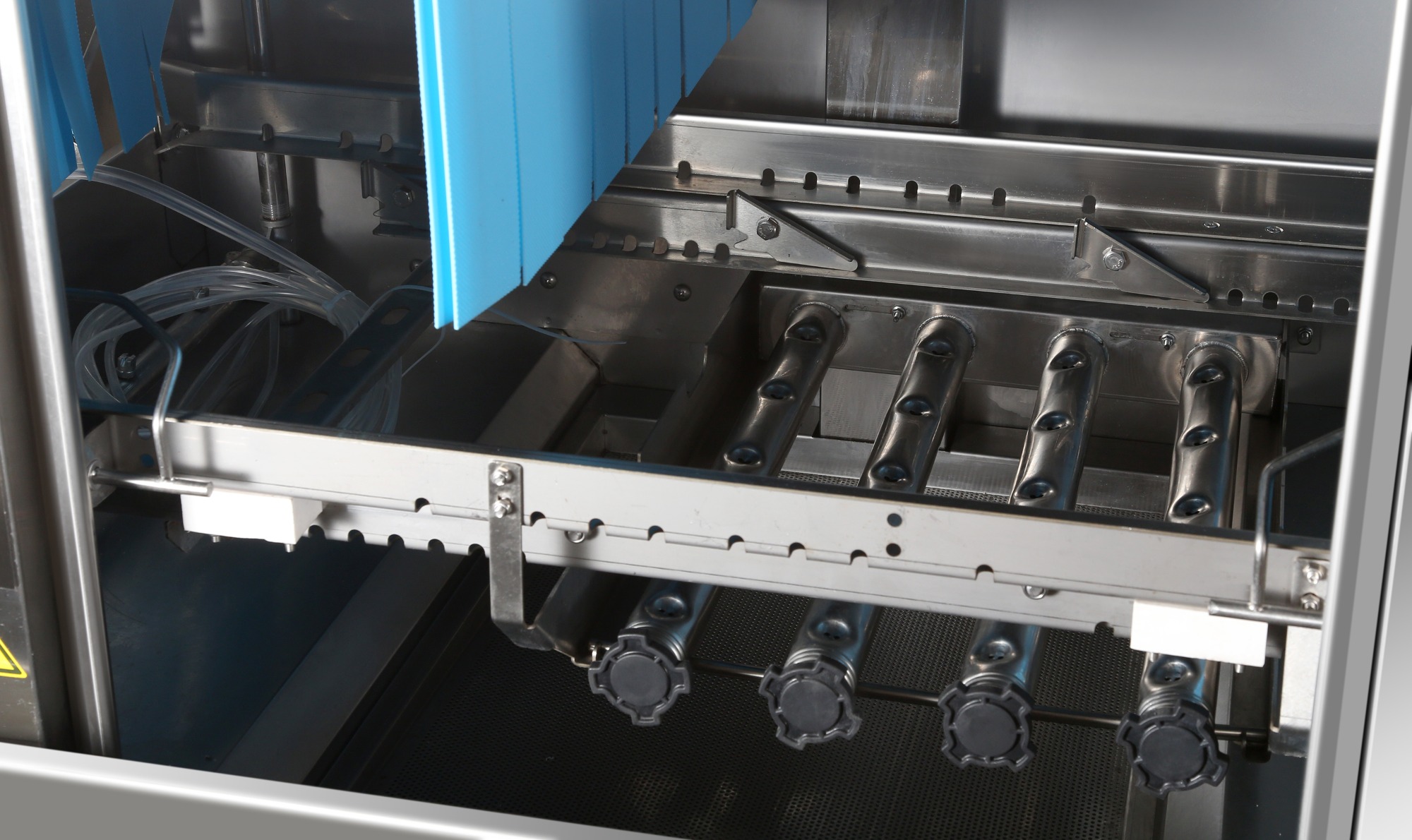 Pass through dishwasher 200 baskets/hour